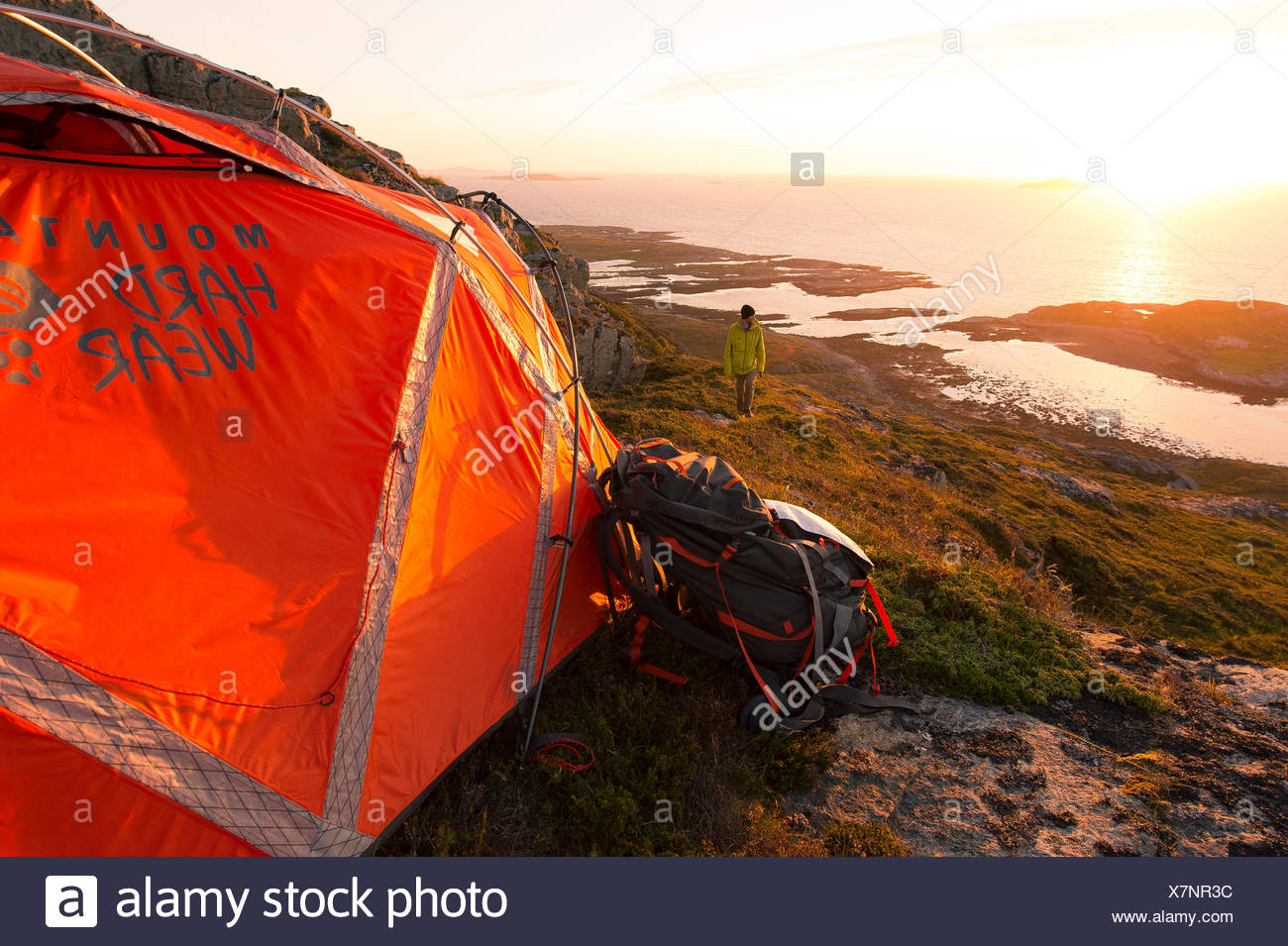 Camping pendant le soleil de minuit Banque D'Images