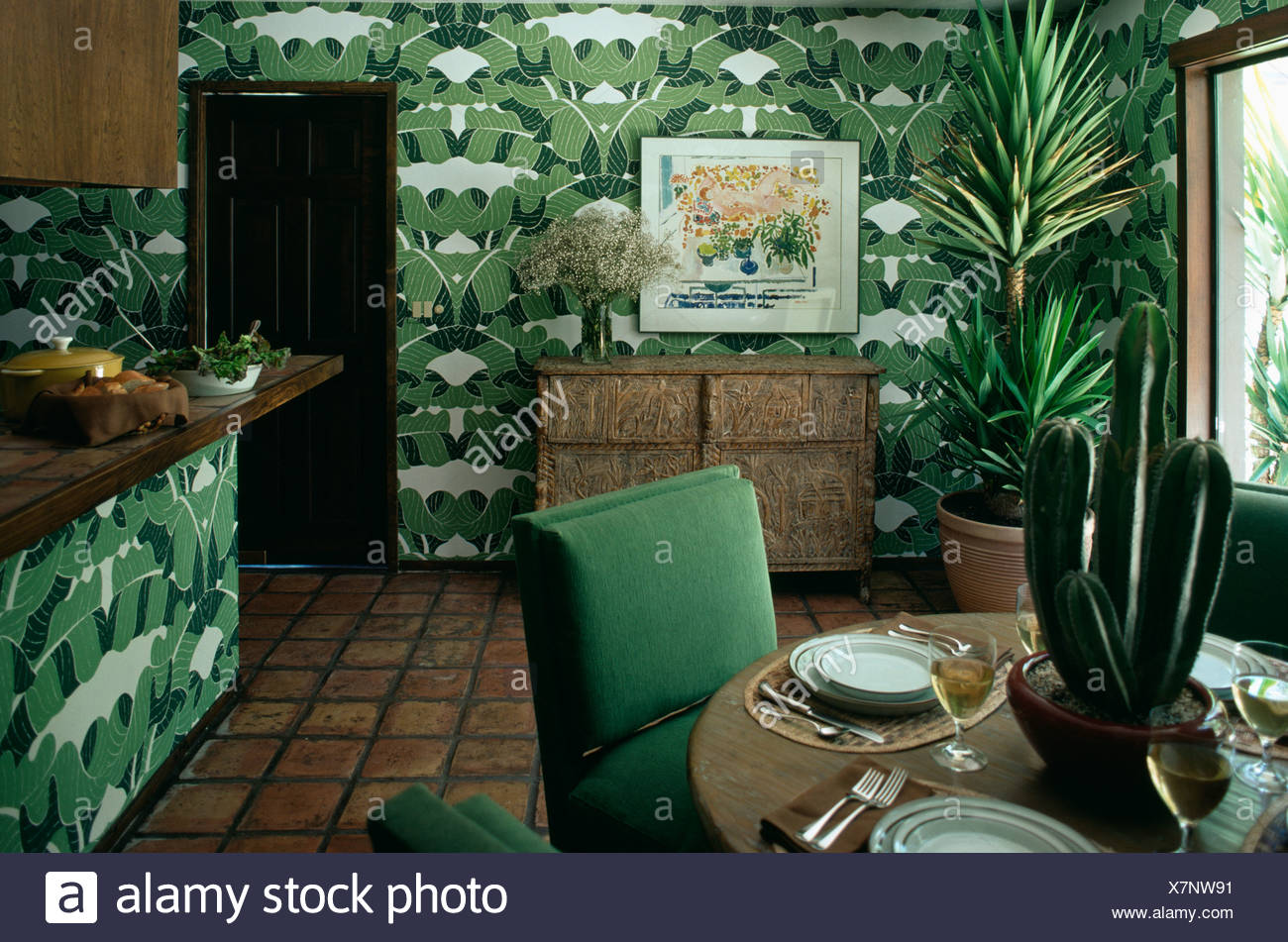 Tropical Vert Feuille Papier Peint En Salle à Manger Avec Table Sur