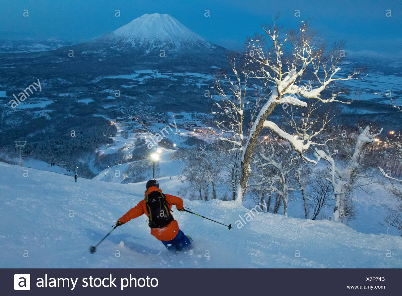 Avec Le Mont Yotei En Arriere Plan Un Homme Est Freerider Ski Dans Crepuscule Sur Une Pente Dans La Station De Ski Niseko United A Cote De La Poudreuse Profonde Hokkaido Est Connu Avec Le Mont Yotei En Arriere Plan Un Homme Est Freerider Ski Dans Crepuscule Sur Une Pente Dans La Station De Ski Niseko United A Cote De La Poudreuse Profonde Hokkaido Est Connu