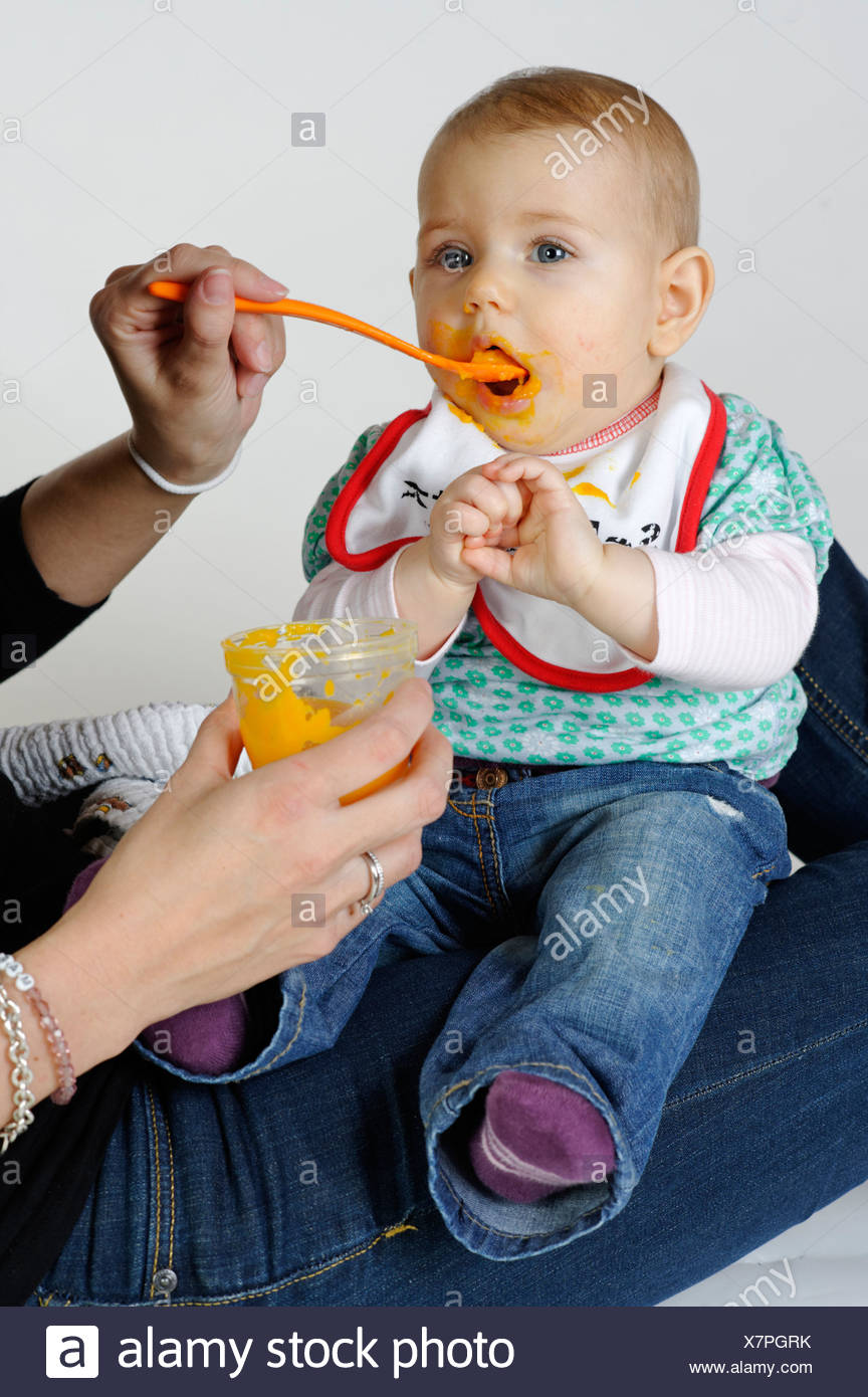 Bebe 6 Mois Et Etre Nourri D Aliments Pour Bebe Fait Maison Photo Stock Alamy Bebe 6 Mois Et Etre Nourri D Aliments Pour Bebe Fait Maison Photo Stock Alamy