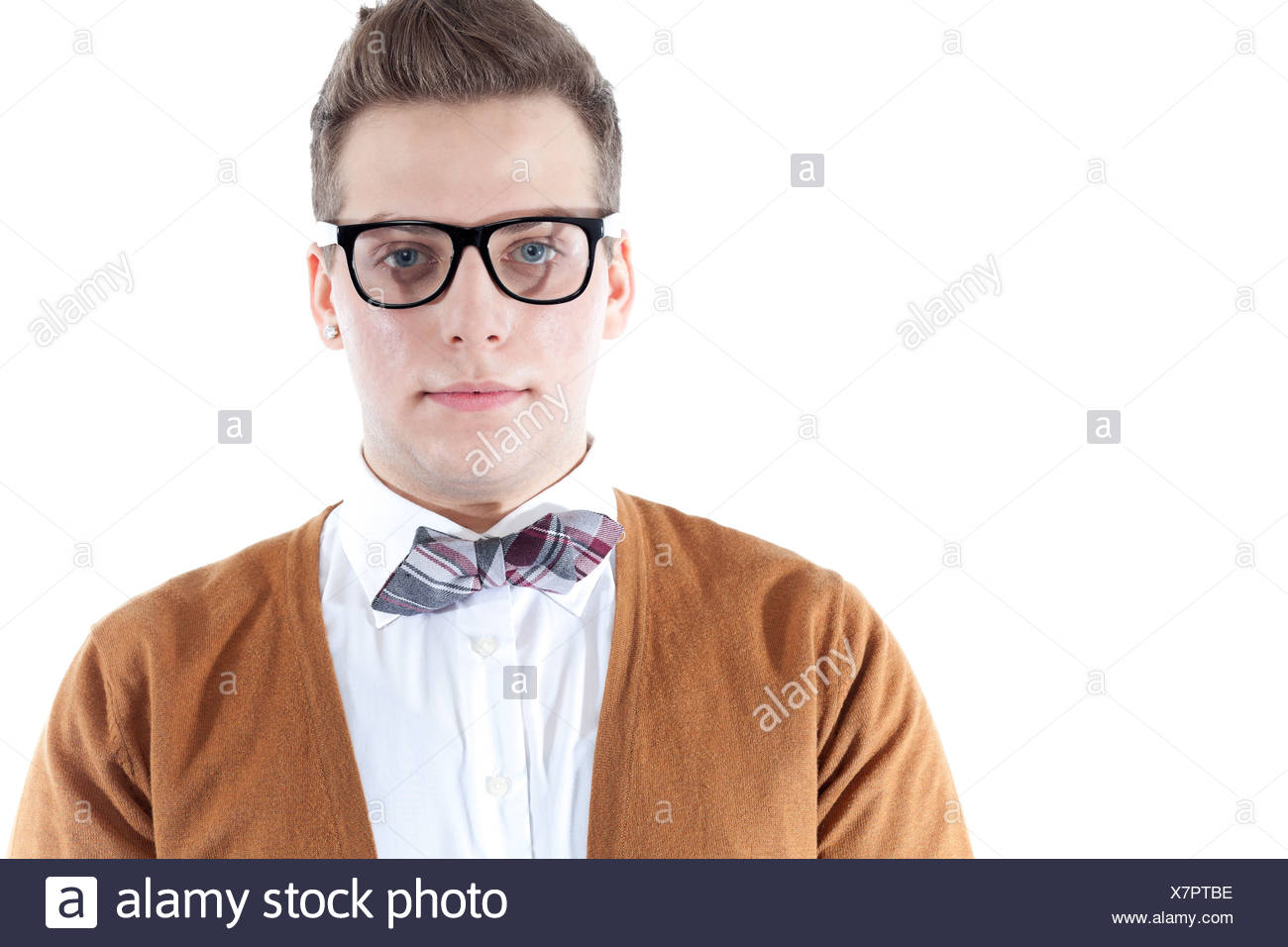Jeune homme portant des lunettes et un noeud papillon, portrait Photo Stock  - Alamy