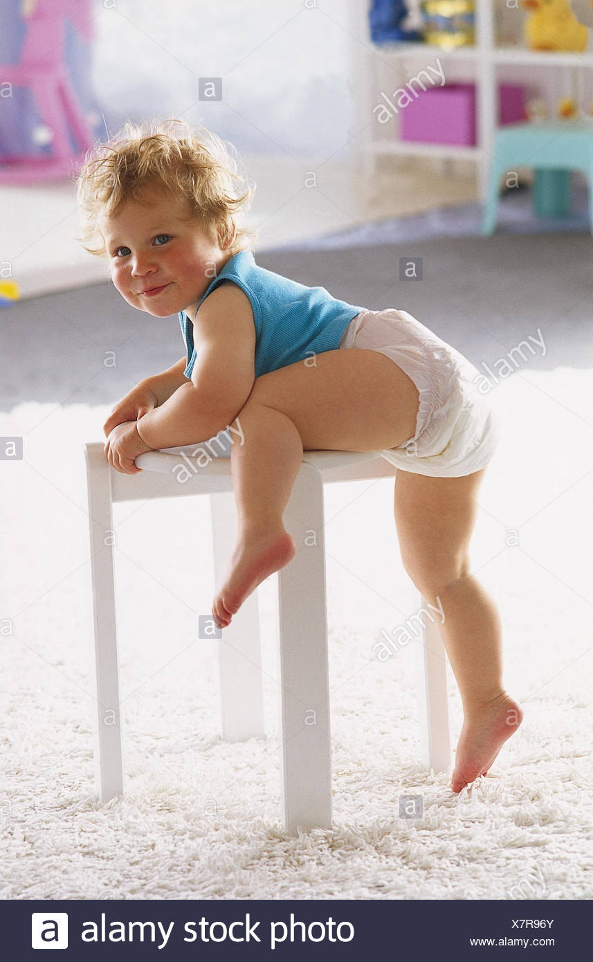 Nourrisson Tabouret Monter A La Maison Enfant Enfance Bebe Heureusement Sourire Chaise Commode A Langer Commode A Langer Pantalon Ensemble Du Corps Photo Stock Alamy