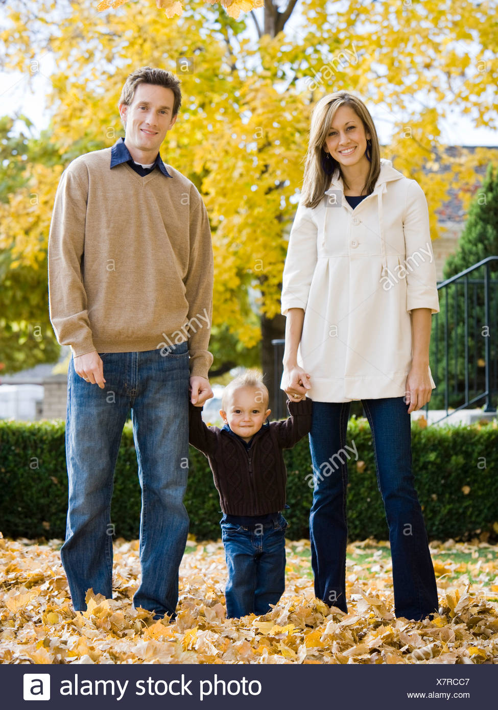 Couple Et Leur Bebe Se Tenant La Main Photo Stock Alamy Couple Et Leur Bebe Se Tenant La Main Photo Stock Alamy