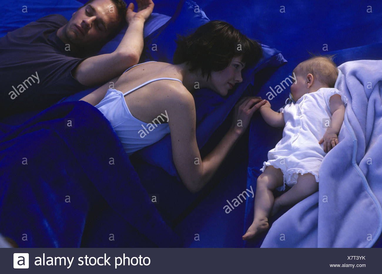 Chambres Lit Parents Bebe Dormir Nuit A Regarder Le Lit De Mariage A L Enfant 9 Mois Mere Enfant Eveille Touch Pere Mensonge Reste Endormie Paisiblement En Meme Temps Heureusement Affectueusement A L Interieur Chambres Lit Parents Bebe Dormir Nuit A Regarder Le Lit De Mariage A L Enfant 9 Mois Mere Enfant Eveille Touch Pere Mensonge Reste Endormie Paisiblement En Meme Temps Heureusement Affectueusement A L Interieur