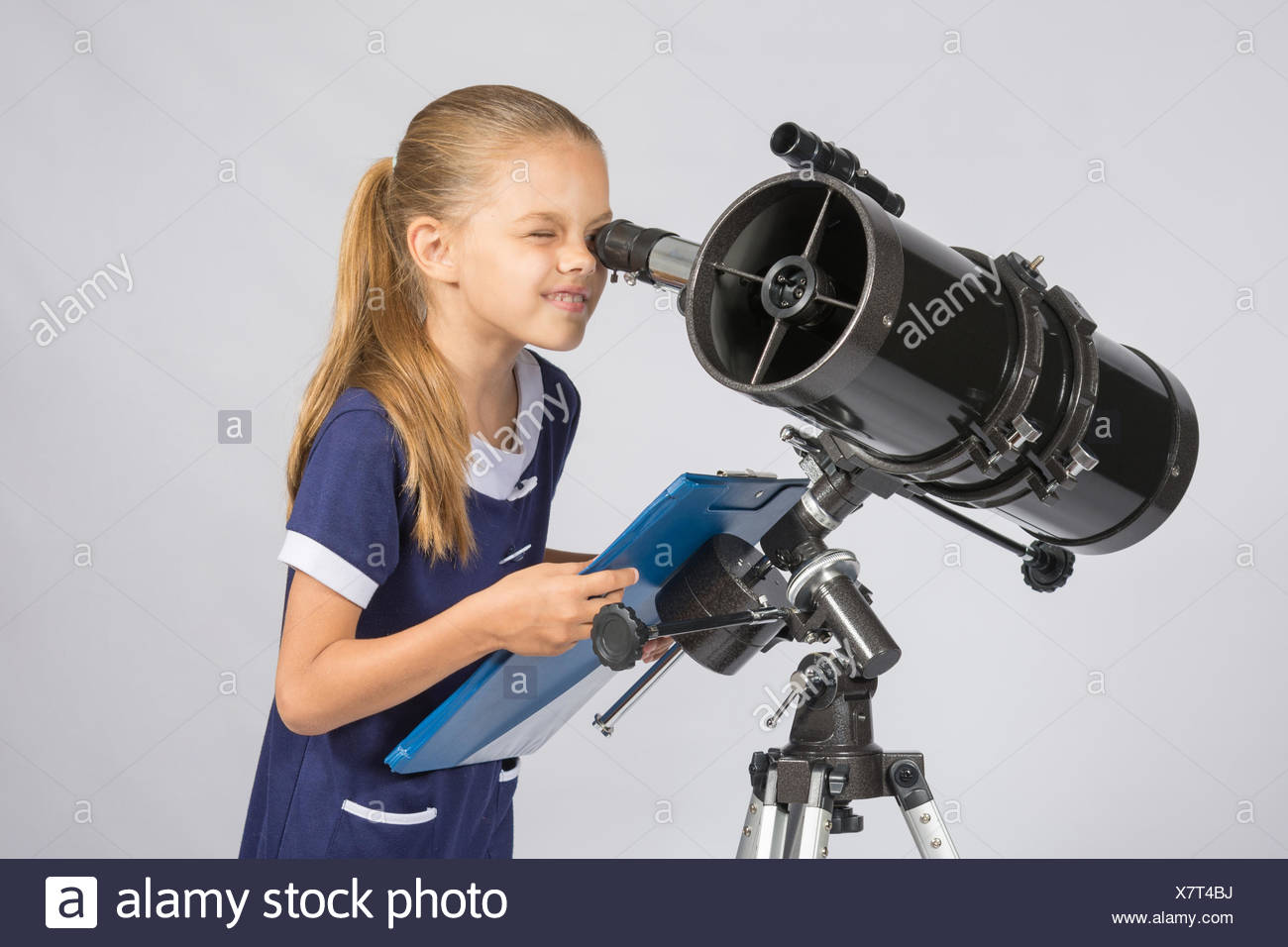 Le jeune astronome heureux de regarder à travers le Le jeune astronome heureux de regarder à travers le