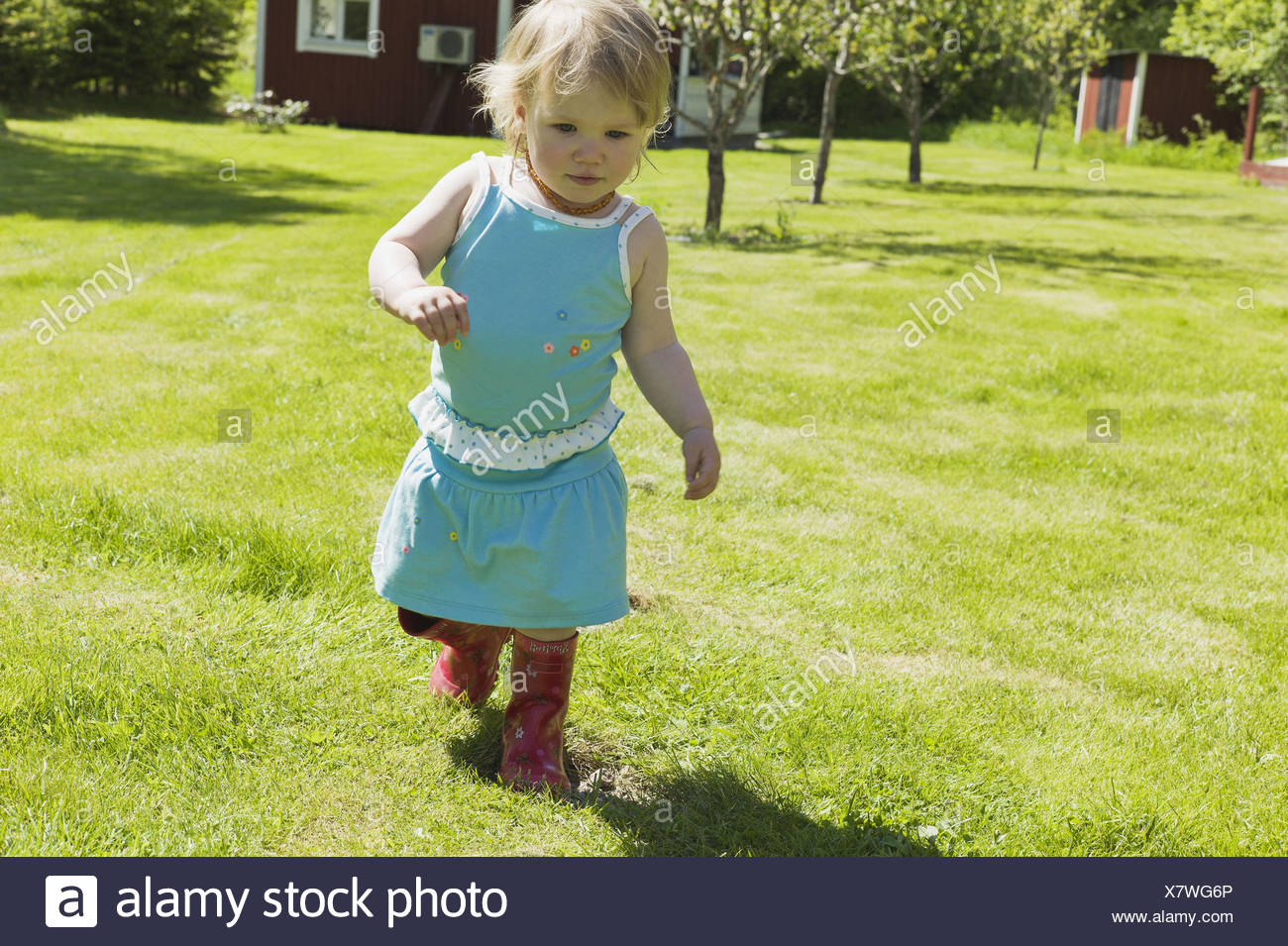 22 Mois Bebe Jardin Photo Stock Alamy