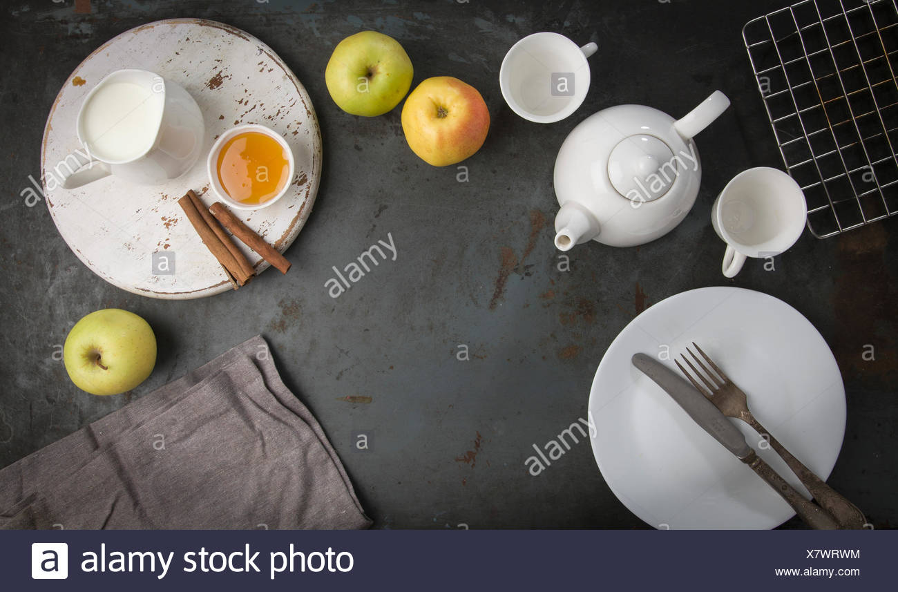 Le petit déjeuner du matin avec du thé et les pommes. Banque D'Images