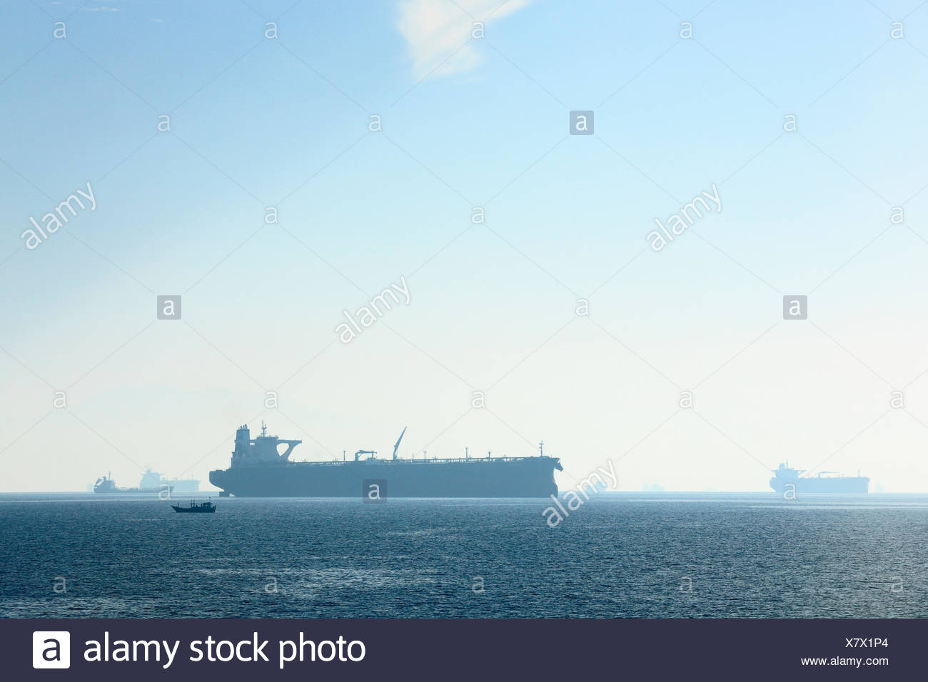 Des pétroliers dans le golfe d'Oman, vu depuis le ferry à Shinas Musandam (Oman), Emirats Arabes Unis. Tous les non-usages de rédaction doivent être effacés individuellement. Banque D'Images