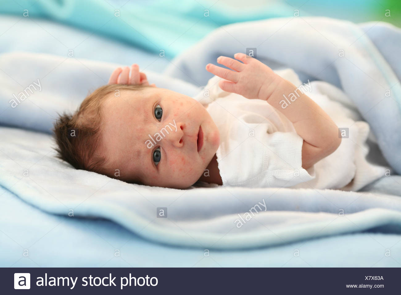 Bebe 1 Mois En Position Arriere Modele Sorti Personnes Enfant Nouveau Ne De Robes De Caps Aux Cheveux Bruns Entendre Perception Interieur Garcon Mensonge Voir Girl Les Sens Les Mains Photo Stock
