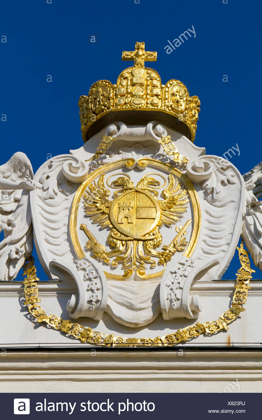 La Couronne Imperiale Et Armoiries Sur Le Toit De L Imperial Hofburg Vienne Autriche Europe Photo Stock Alamy