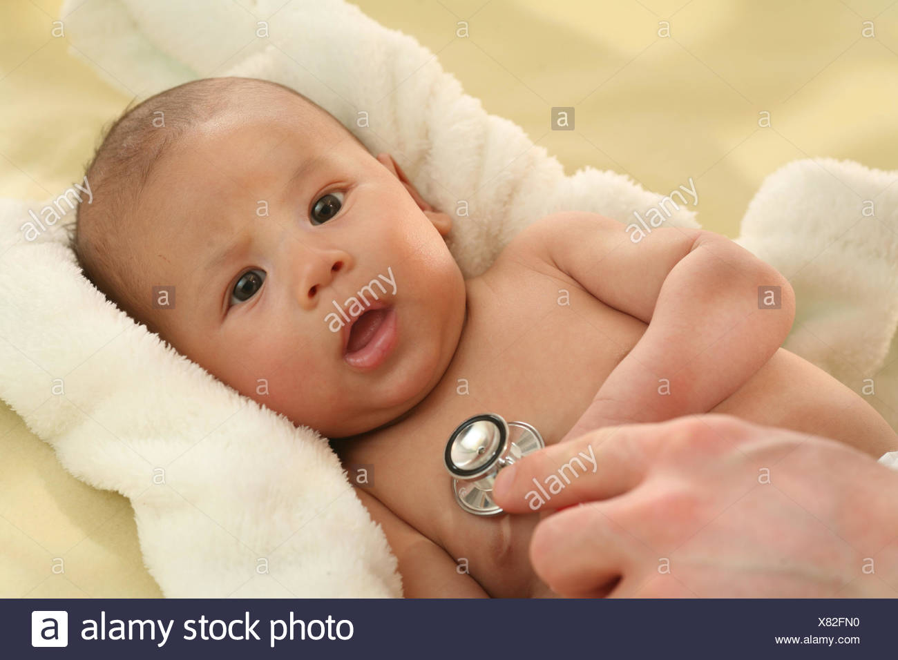 Bebe 2 Mois Malade Pediatre D Examen Stethoscope Detail Modele Sorti Personnes Pediatre Enfant Nourrisson Photo Stock Alamy