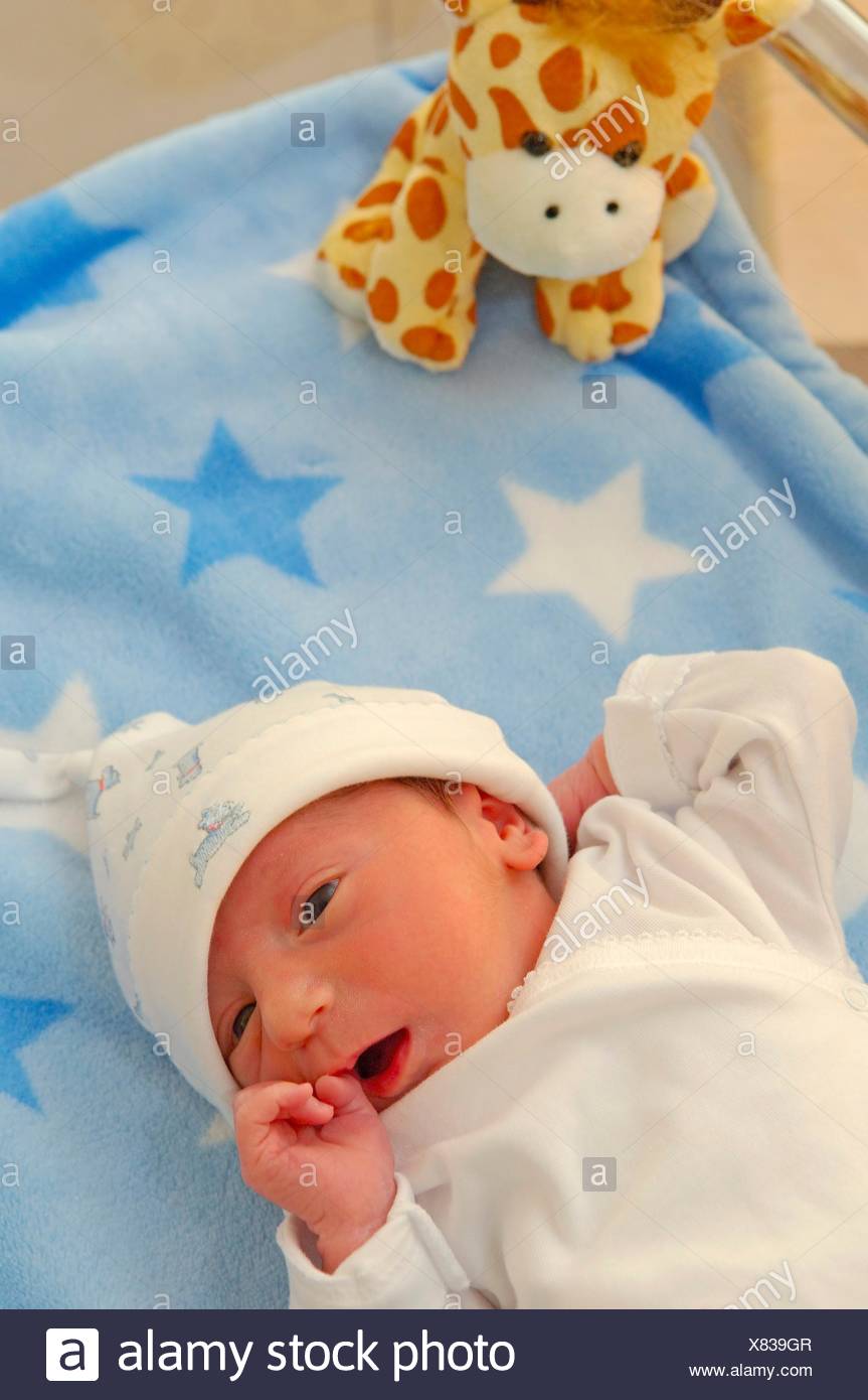 Bebe Nouveau Ne Garcon A La Pepiniere De L Hopital 1 Jours Photo Stock Alamy Bebe Nouveau Ne Garcon A La Pepiniere De L Hopital 1 Jours Photo Stock Alamy