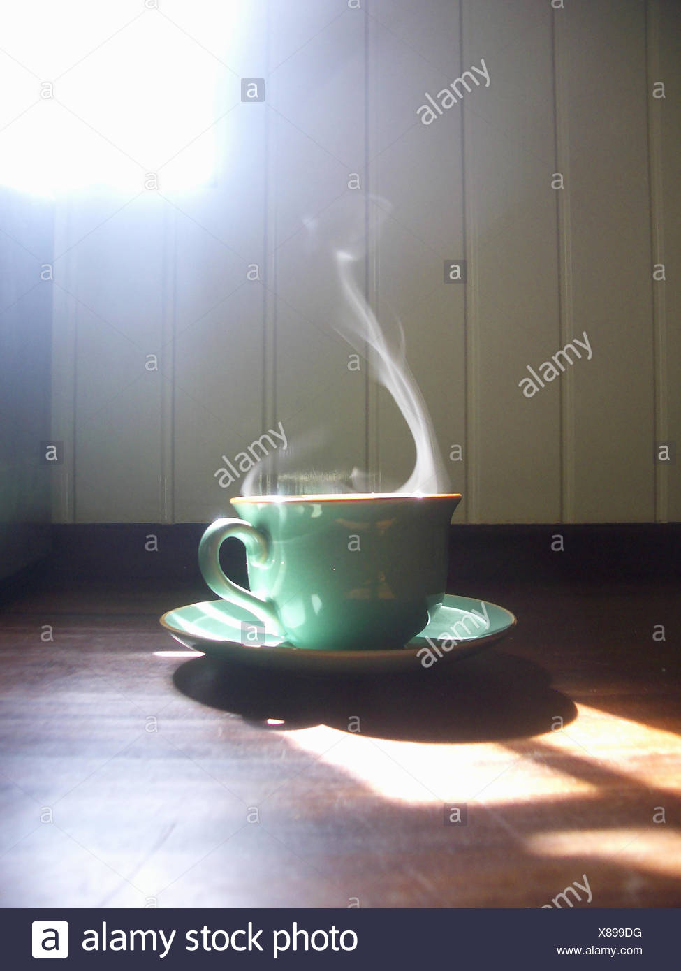 Café Fumant Dans La Tasse Et Soucoupe Vert Sur La Table