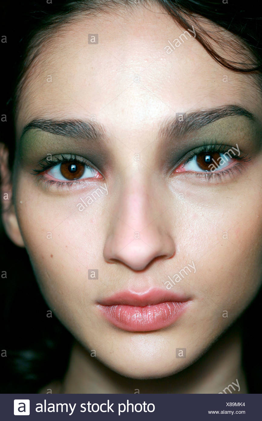 National Costume Backstage Paris Automne Hiver Cheveux Brune Modele Les Yeux Bruns Vetu De Vert Olive Fonce Melange Jusqu A Paupieres Photo Stock Alamy