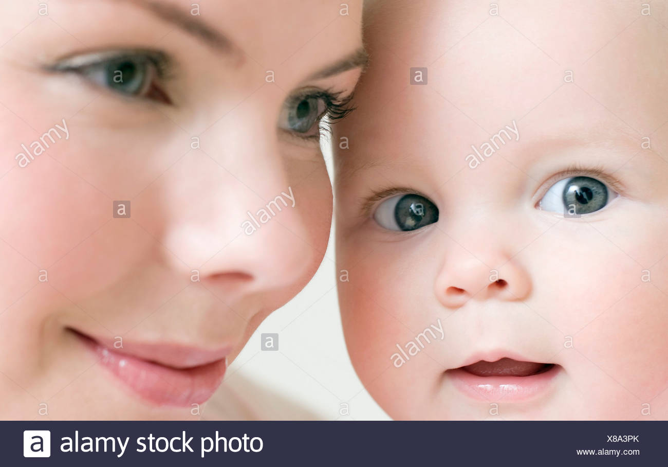 La Mere Et Le Bebe Bebe De 7 Mois Fille Avec Sa Mere Photo Stock Alamy La Mere Et Le Bebe Bebe De 7 Mois Fille Avec Sa Mere Photo Stock Alamy