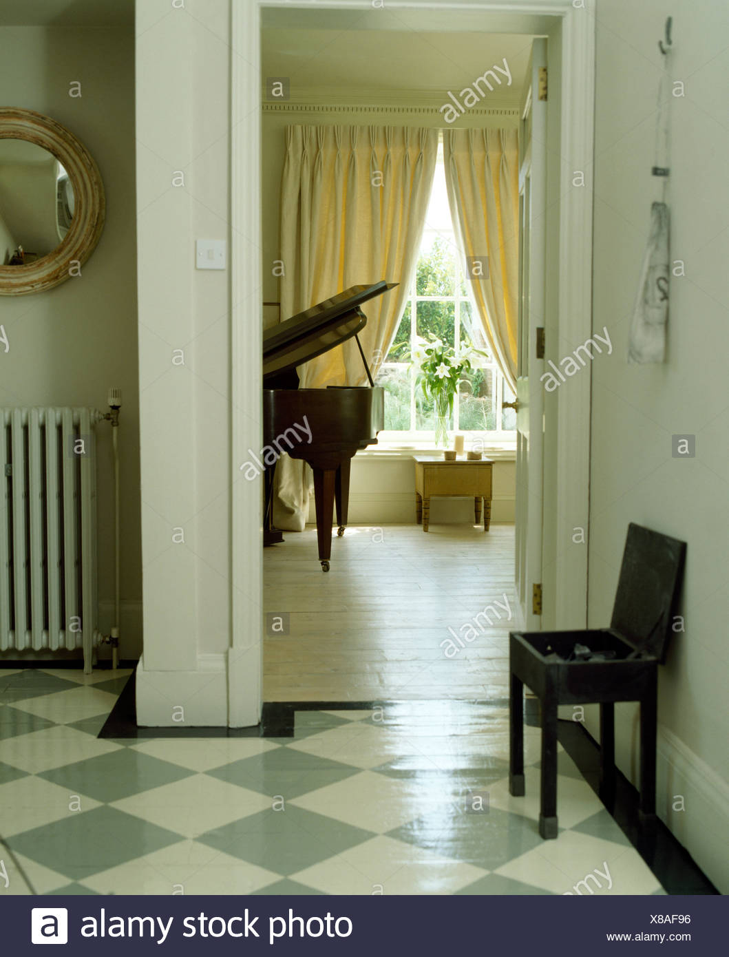 Gris Pâle Sol En Damier Peint En Blanc Dans Le Hall Avec