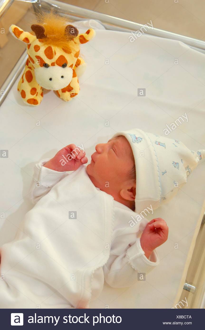 Bebe Nouveau Ne Garcon A La Pepiniere De L Hopital 1 Jours Photo Stock Alamy Bebe Nouveau Ne Garcon A La Pepiniere De L Hopital 1 Jours Photo Stock Alamy