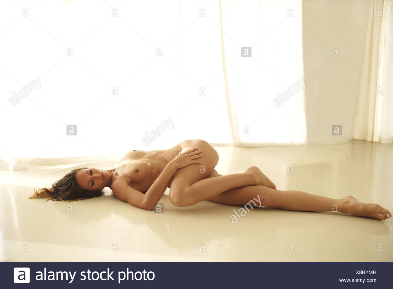 Jeune Femme Nue Allongee Au Sol Reduit De 20 A 30 Ans De Pratique De La Posture De La Jambe Pliee Mouvement Beaute Figure Figure Conscience Femme Photo Stock Alamy