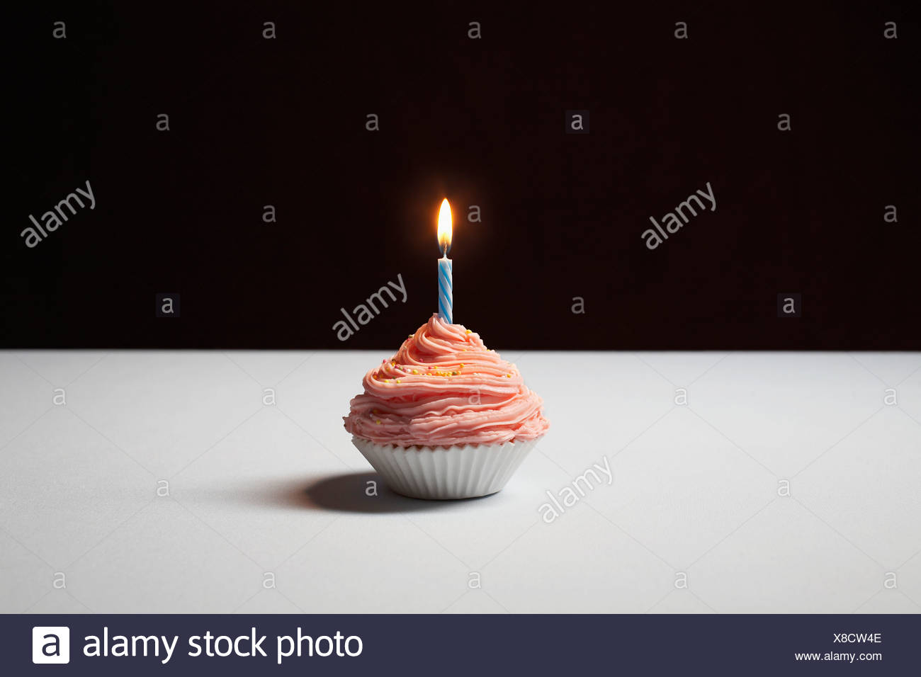 Seul Petit Gateau Avec Bougie D Anniversaire Photo Stock Alamy Seul Petit Gateau Avec Bougie D Anniversaire Photo Stock Alamy