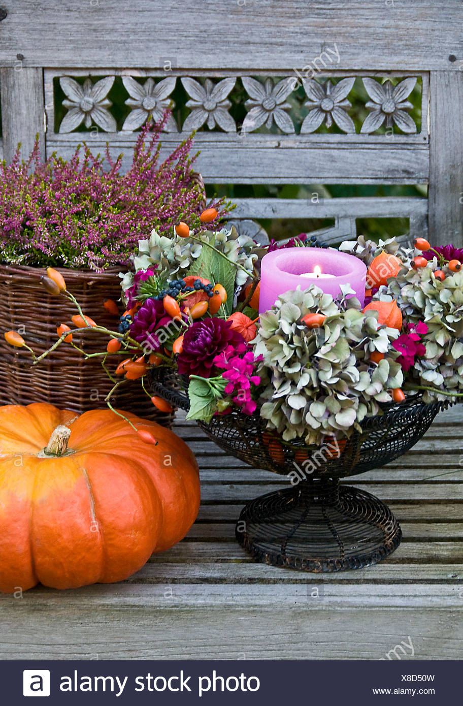 Bouquet De Fleurs Avec Des Bougies La Citrouille Et Heather