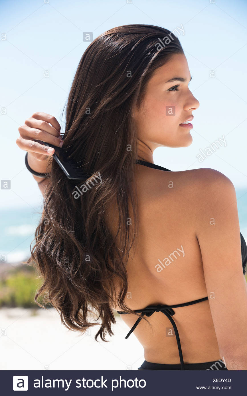 Belle Femme Peignant Ses Cheveux Sur La Plage Banque D