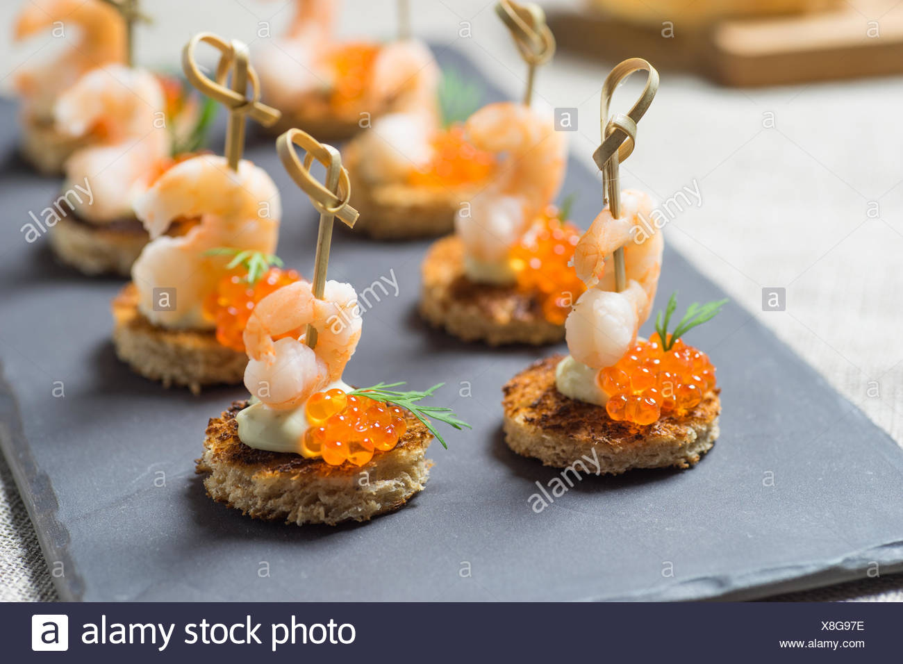 Apéritif crevettes servi sur pain grillé Banque D'Images Apéritif crevettes servi sur pain grillé Banque D'Images