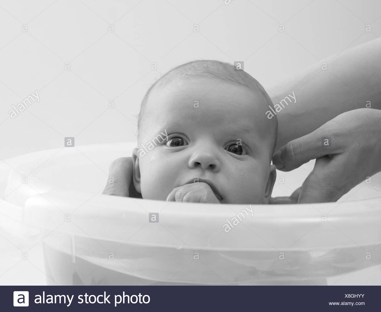 Mere Detail Mains Baignoire Bebe Seaux Nettoie S W Femme Enfant 3 Mois Ventre Filles Bain Seaux Baignoire Bebe Body Care Care Photo Stock Alamy Mere Detail Mains Baignoire Bebe Seaux Nettoie S W Femme Enfant 3 Mois Ventre Filles Bain Seaux Baignoire Bebe Body Care Care Photo Stock Alamy