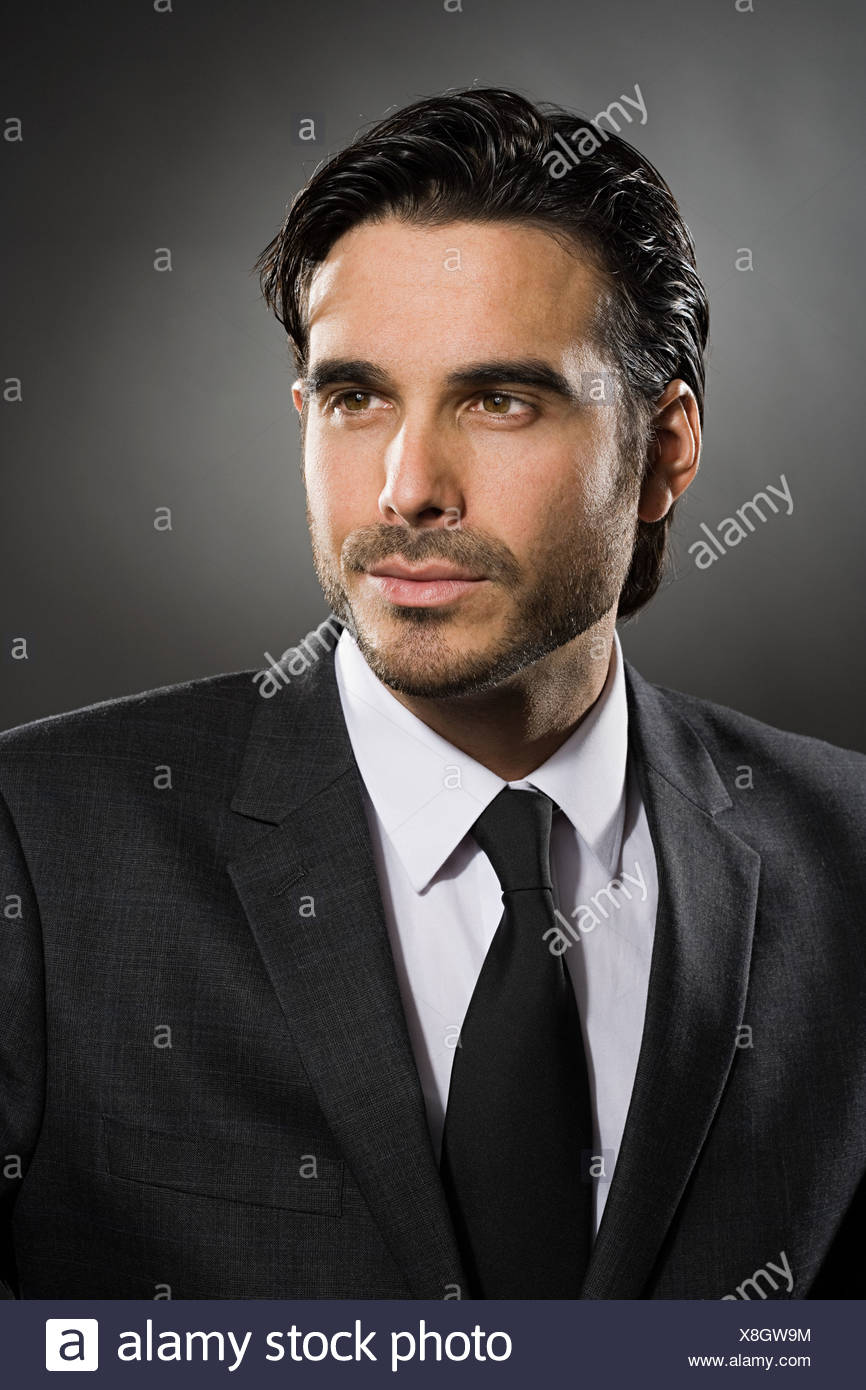 Profil D Un Jeune Homme Vetu D Un Costume Photo Stock Alamy