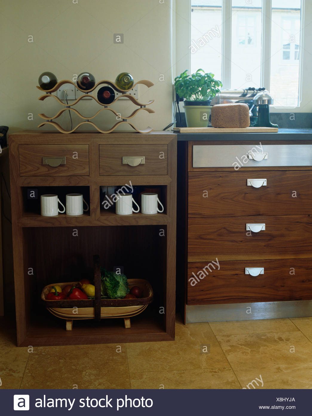 Cuisine Moderne Avec Casier A Vin En Metal Sur L Unite En Bois Sombre Avec Des Tasses Blanc Sur La Tablette Photo Stock Alamy