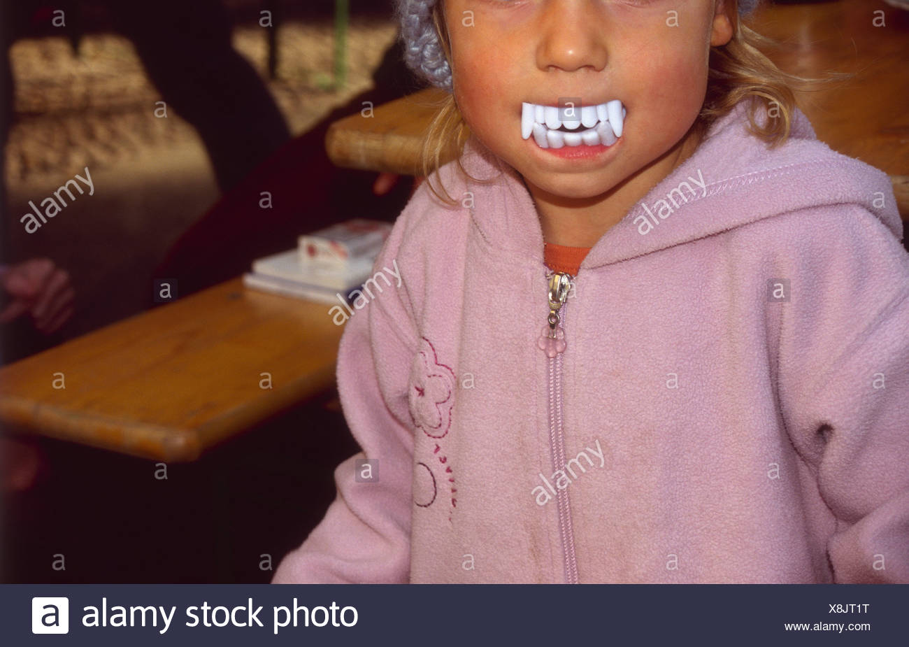 Image De Dent De Vampire  - Devenez Le Plus Redoutable Des Vampires De La Soirée Avec Ces Superbes Dents De Vampire Pointues Comme Il Se Doit !