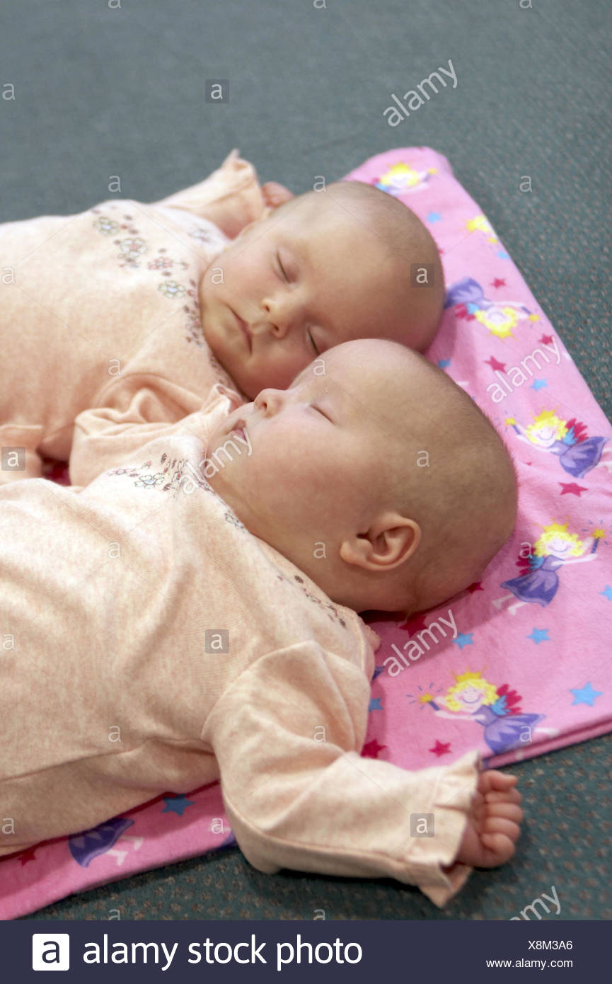 8 Semaine Filles Bebe Endormi L Appariement Des Jumeaux En Rose Photo Stock Alamy