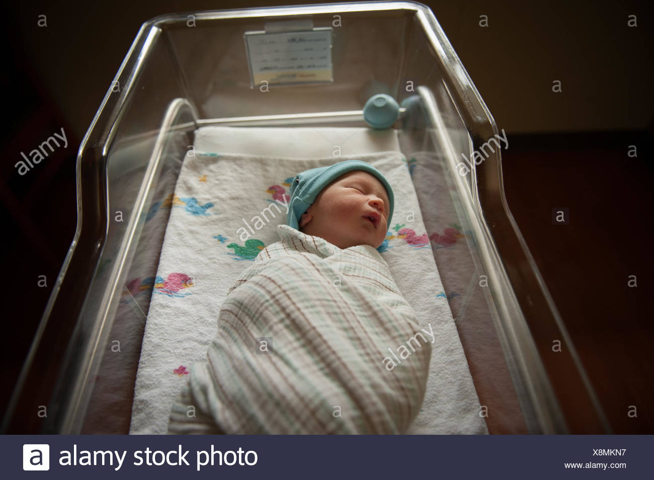 Nouveau Ne A L Hopital De Couchage Lit Bebe Photo Stock Alamy Nouveau Ne A L Hopital De Couchage Lit Bebe Photo Stock Alamy