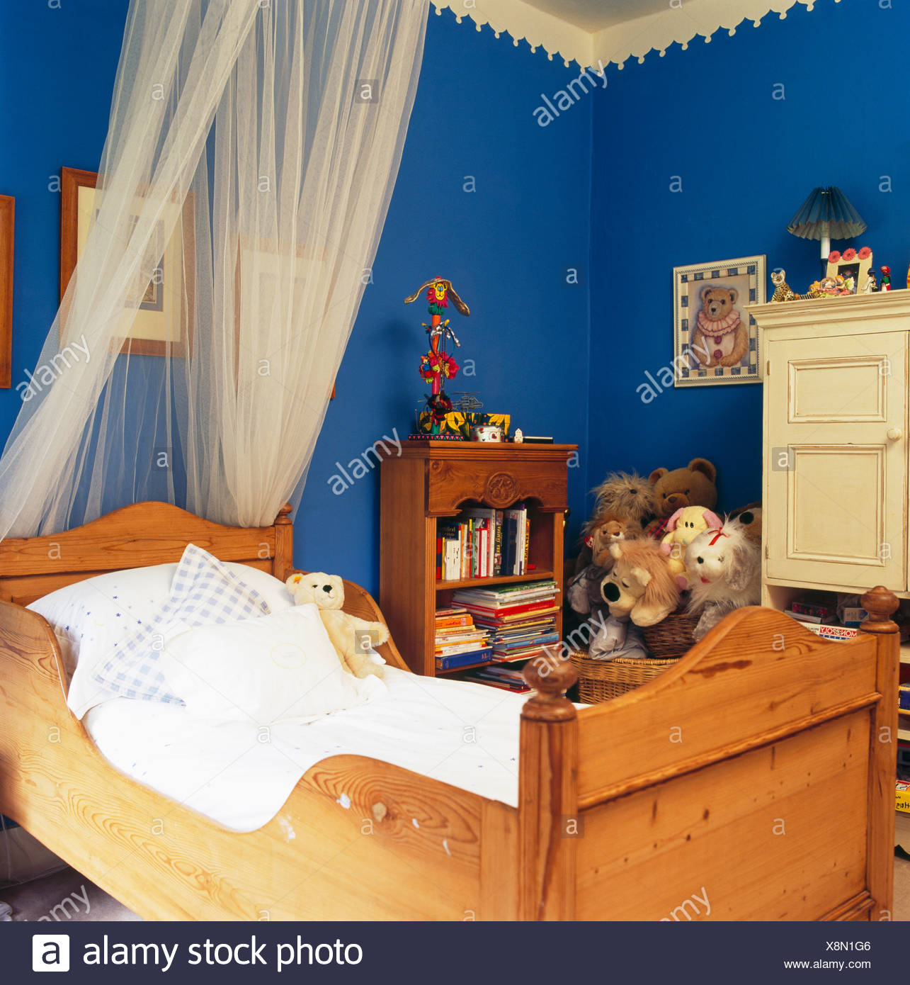 Rideaux Voile Blanc Au Dessus Du Lit Bateau Enfant Pin En Chambre Bleue Photo Stock Alamy