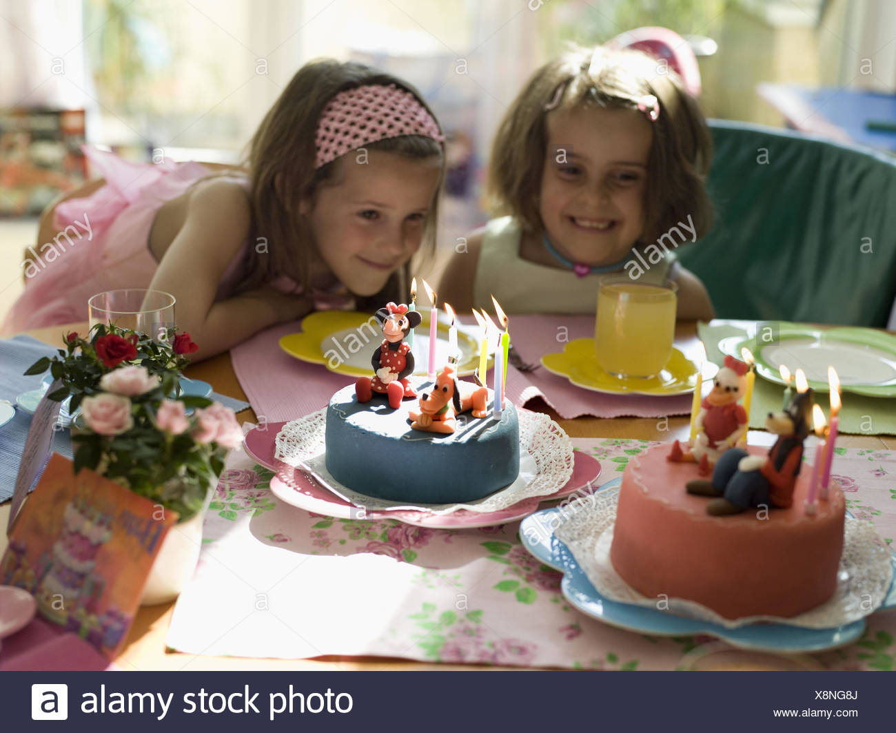 Des Anniversaires La Fete Table Couverts Les Filles Les Jumeaux Heureux Gateaux D Anniversaire Photo Stock Alamy Des Anniversaires La Fete Table Couverts Les Filles Les Jumeaux Heureux Gateaux D Anniversaire Photo Stock Alamy