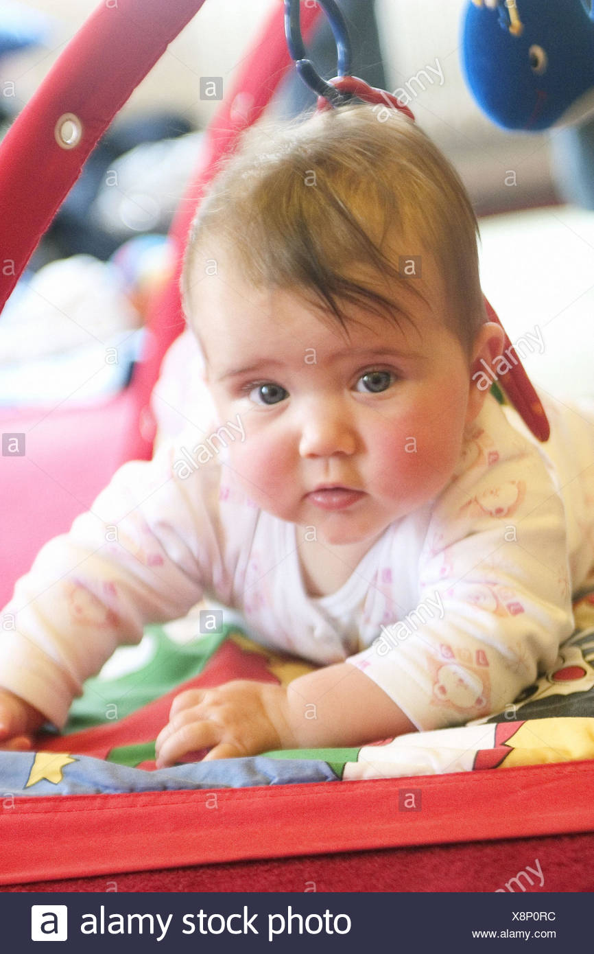5 Mois Bebe Fille Sur Le Ventre De Graves Photo Stock Alamy
