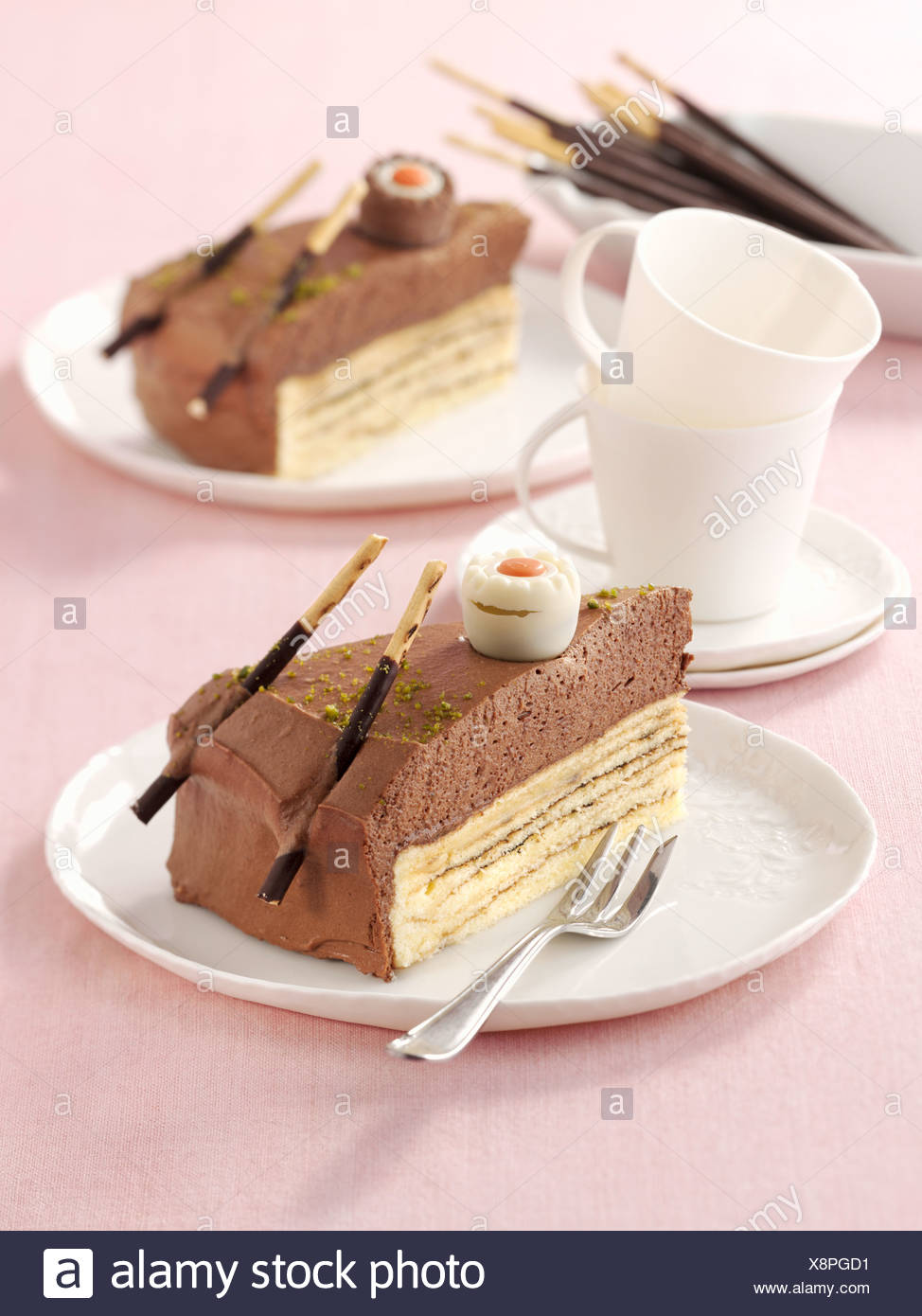 Pyramide Gateau Au Chocolat Oeuf Nog Creme Deux Pieces Photo Stock Alamy