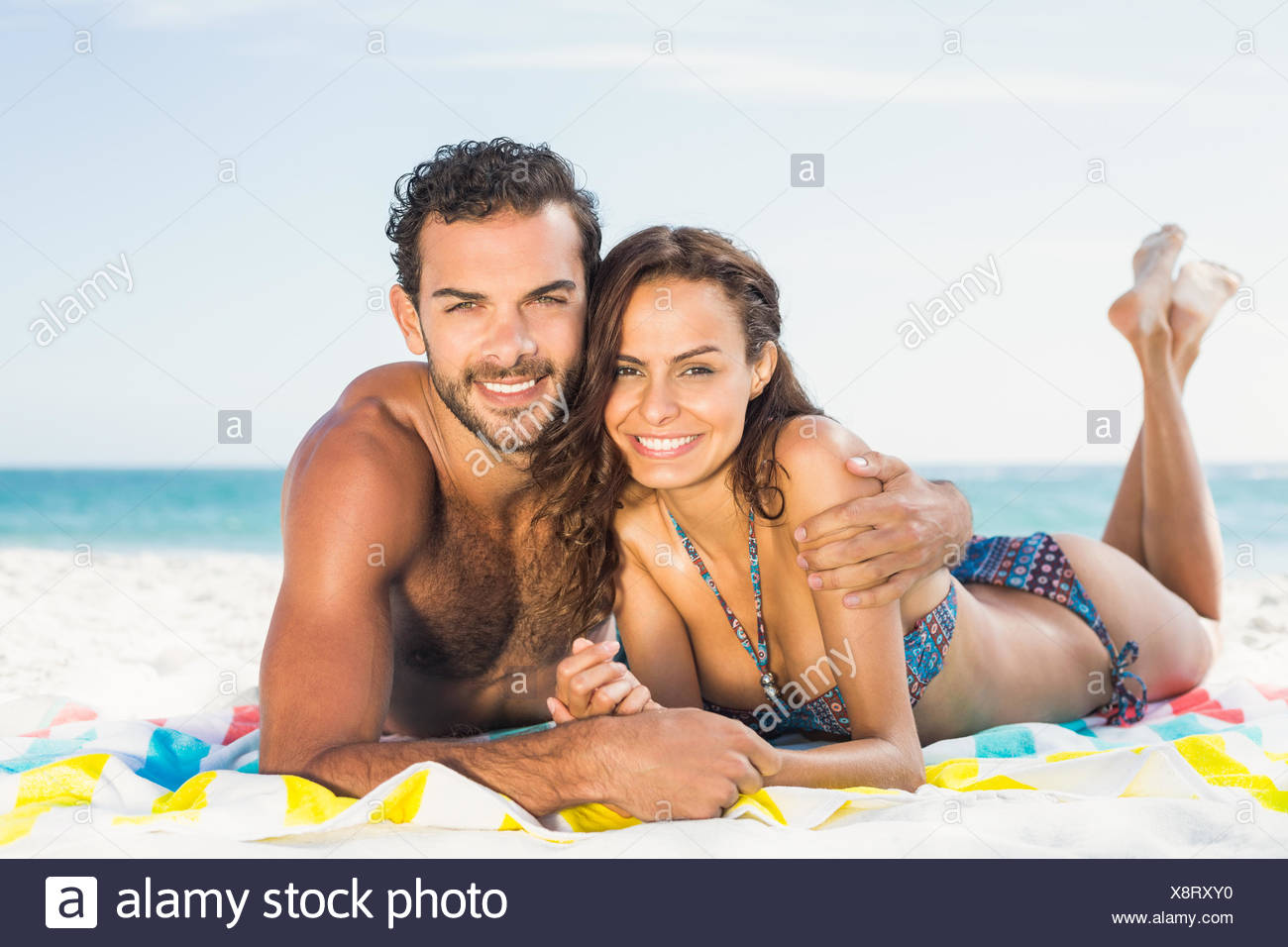 Couple Allongé Sur Une Serviette à La Plage Banque Dimages