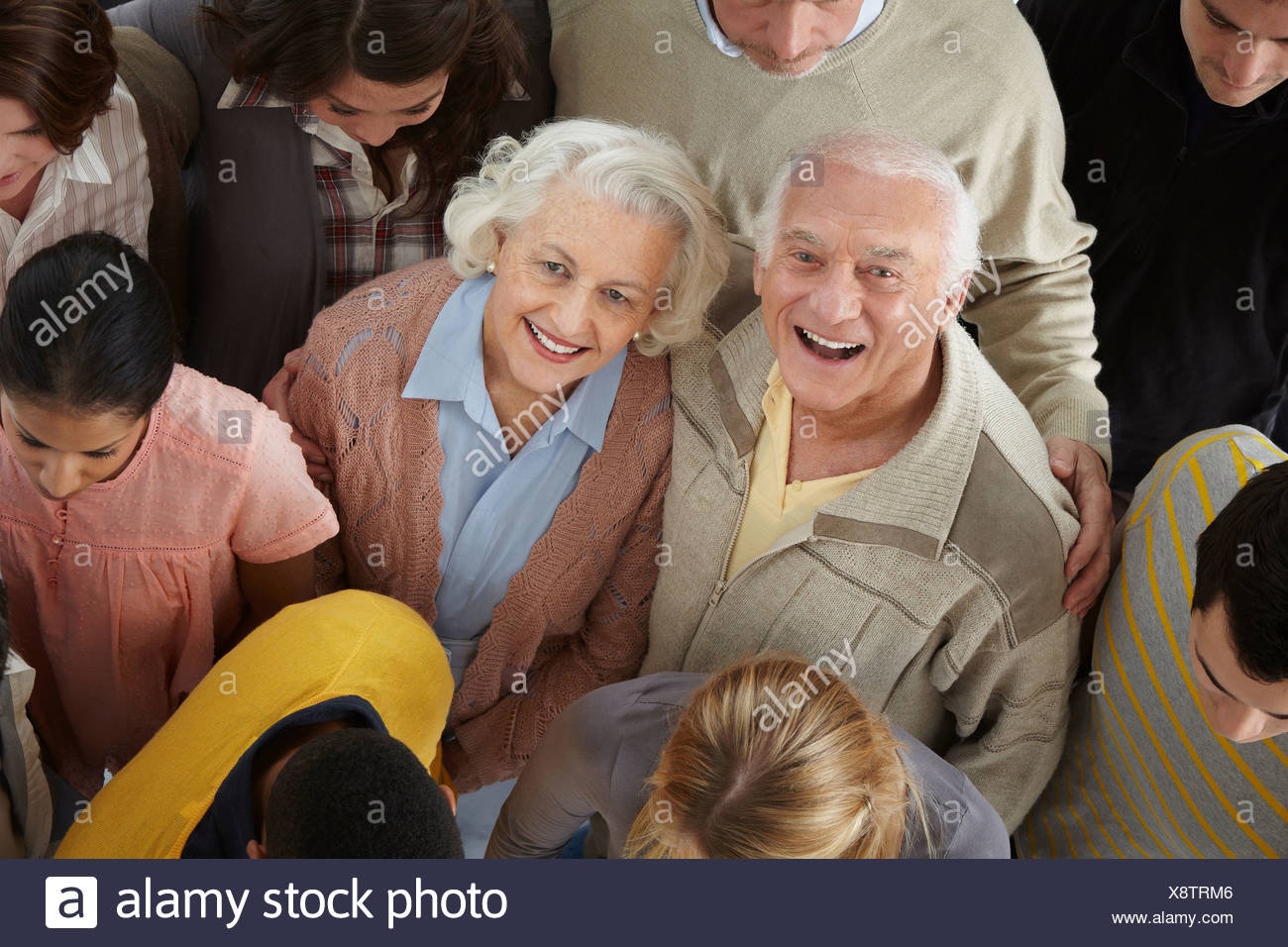 Portrait de groupe de personnes looking at camera, high angle Banque D'Images