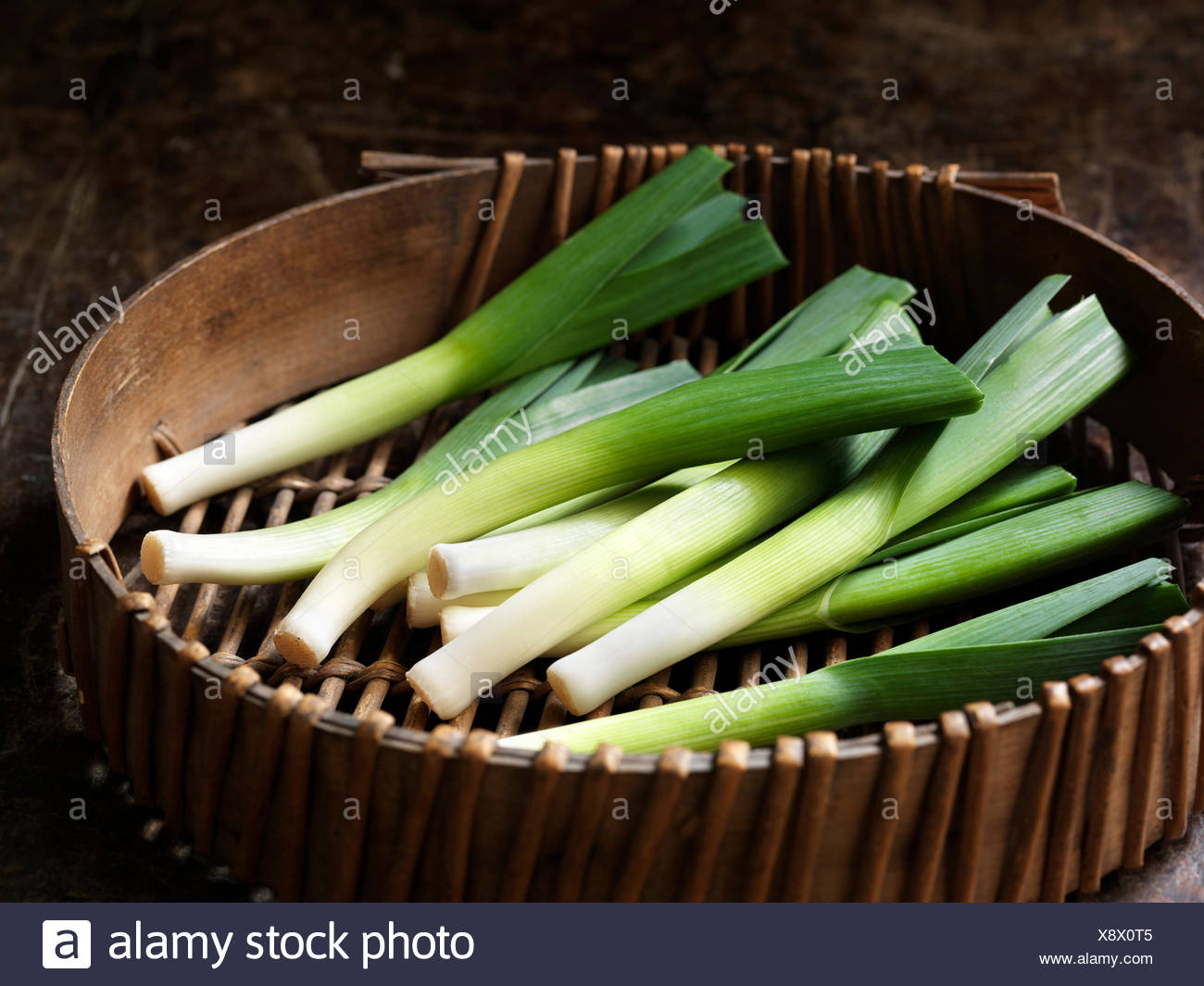 Les Legumes Frais Biologiques Les Poireaux En Bateau A Vapeur En Bois De Bebe Photo Stock Alamy Les Legumes Frais Biologiques Les Poireaux En Bateau A Vapeur En Bois De Bebe Photo Stock Alamy