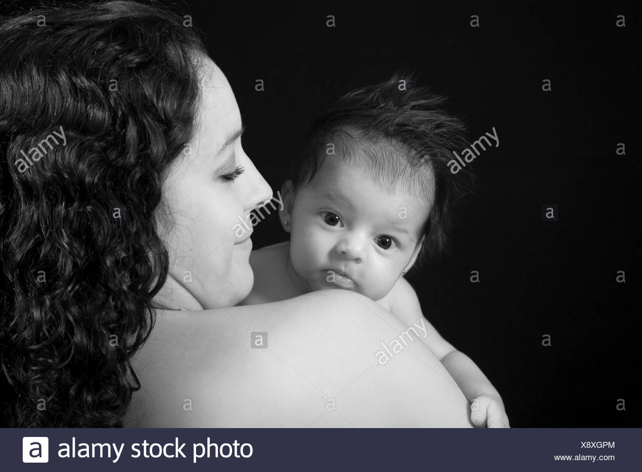 Avec Sa Mere Un Mois Bebe Fille Sur Fond Noir Photo Stock Alamy