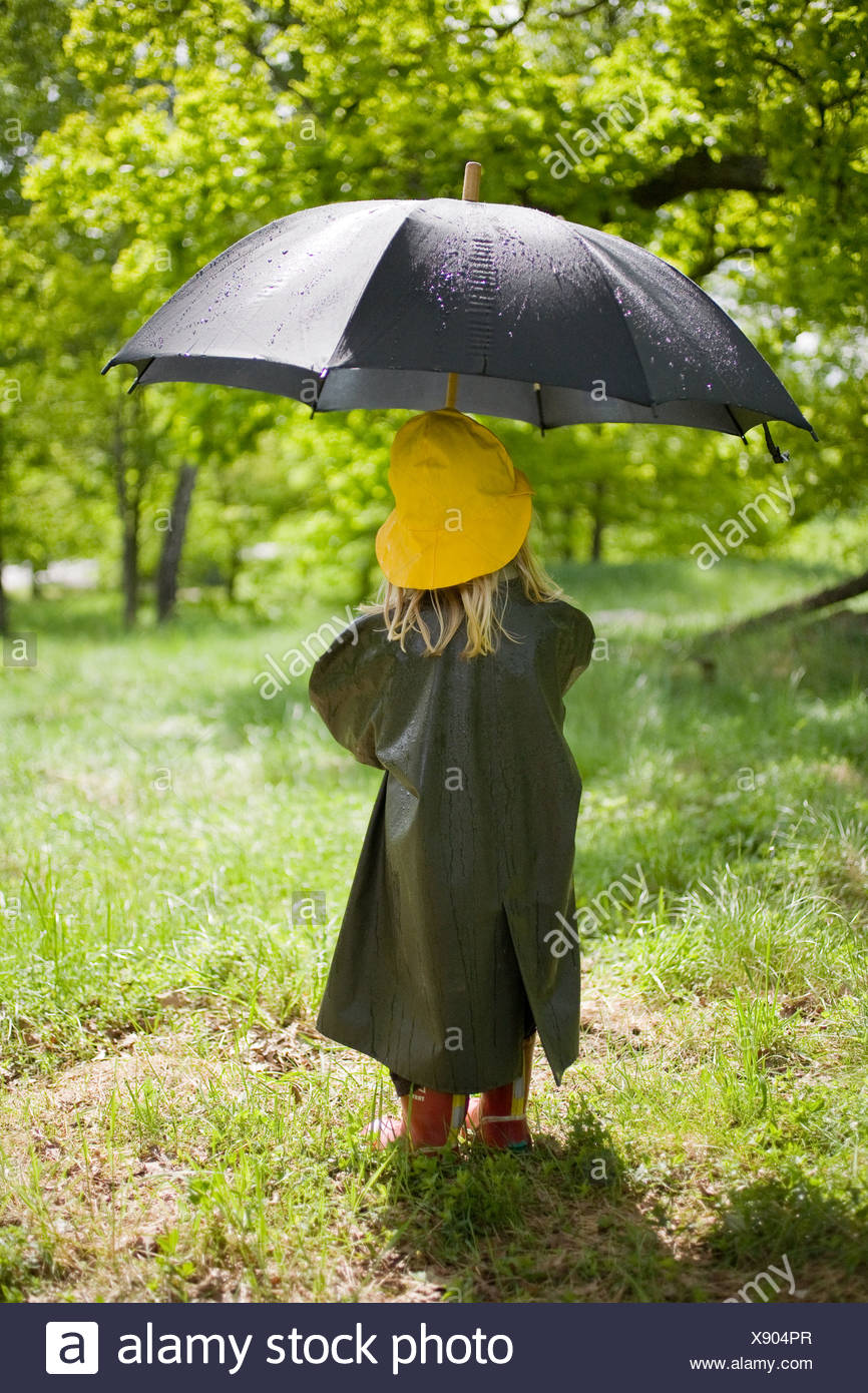 Une Petite Fille Sous La Pluie La Suede Photo Stock Alamy Une Petite Fille Sous La Pluie La Suede Photo Stock Alamy