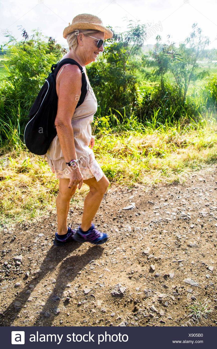 Groupe De Randonneurs Ne La Savane Des Petrifications 18 Km Randonnee Pedestre Tout Au Long De La Plage Au Sud De La Martinique Photo Stock Alamy