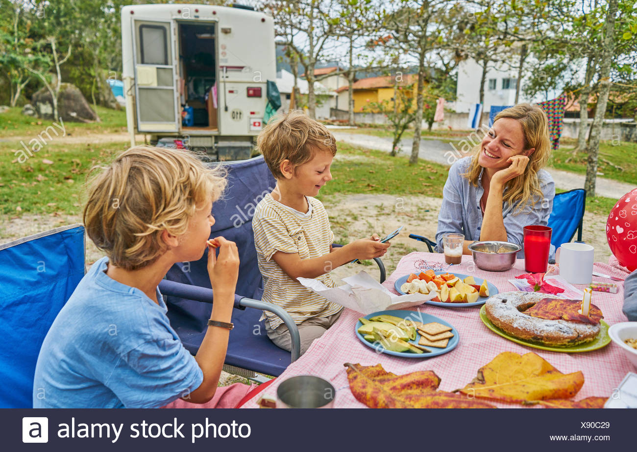 Famille A La Table De Pique Nique Celebration Anniversaire Garcons Florianopolis Santa Catarina Bresil Amerique Du Sud Photo Stock Alamy Famille A La Table De Pique Nique Celebration Anniversaire Garcons Florianopolis Santa Catarina Bresil Amerique Du Sud Photo Stock Alamy