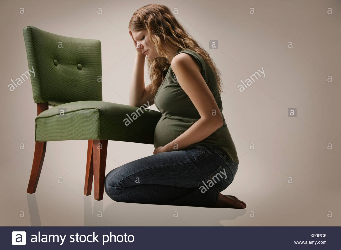Une Triste Femme Enceinte Par Le President De Seance Photo Stock Alamy