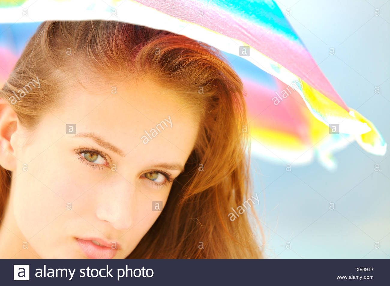 Hawaii Oahu Belle Fille Sous Un Parasol Sur La Plage