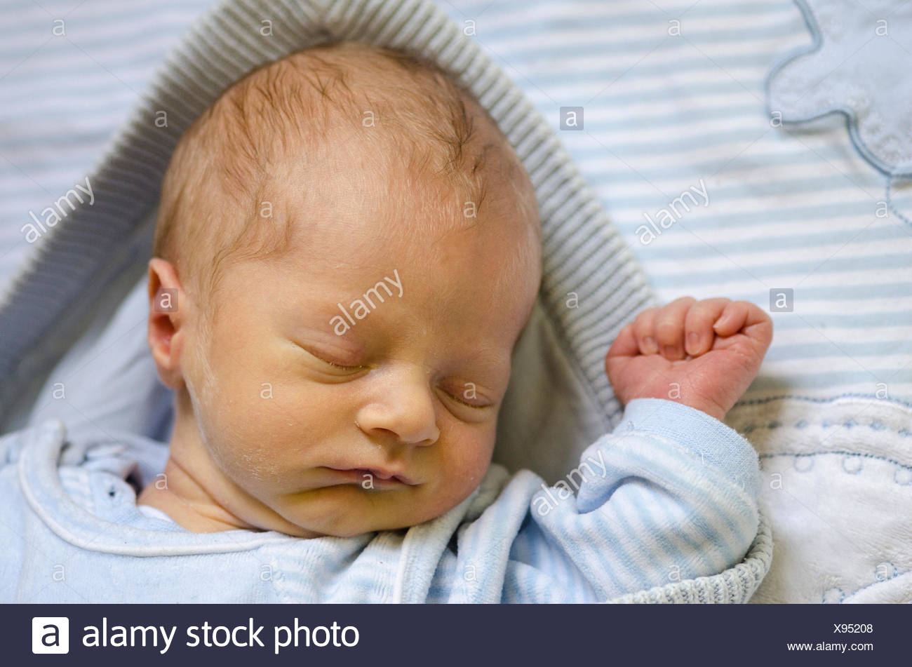 Visage D Un Bebe Qui Dort Du Sei Sur Le Dos Et De Rever Photo Stock Alamy Visage D Un Bebe Qui Dort Du Sei Sur Le Dos Et De Rever Photo Stock Alamy