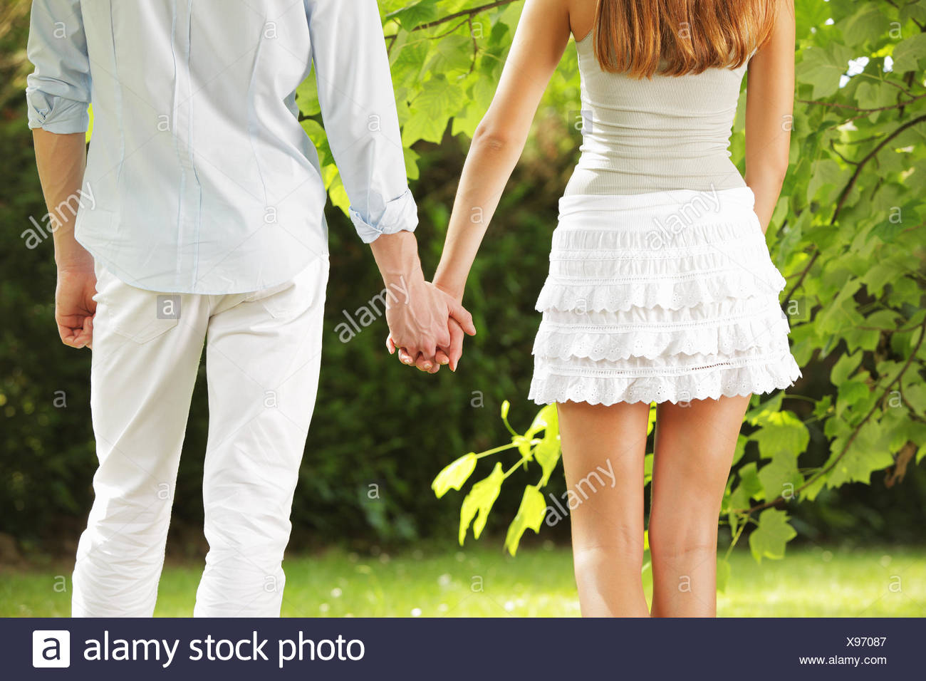 Un Couple De Jeunes Amoureux Se Promener Main Dans La Main Dans Un Parc Photo Stock Alamy Un Couple De Jeunes Amoureux Se Promener Main Dans La Main Dans Un Parc Photo Stock Alamy