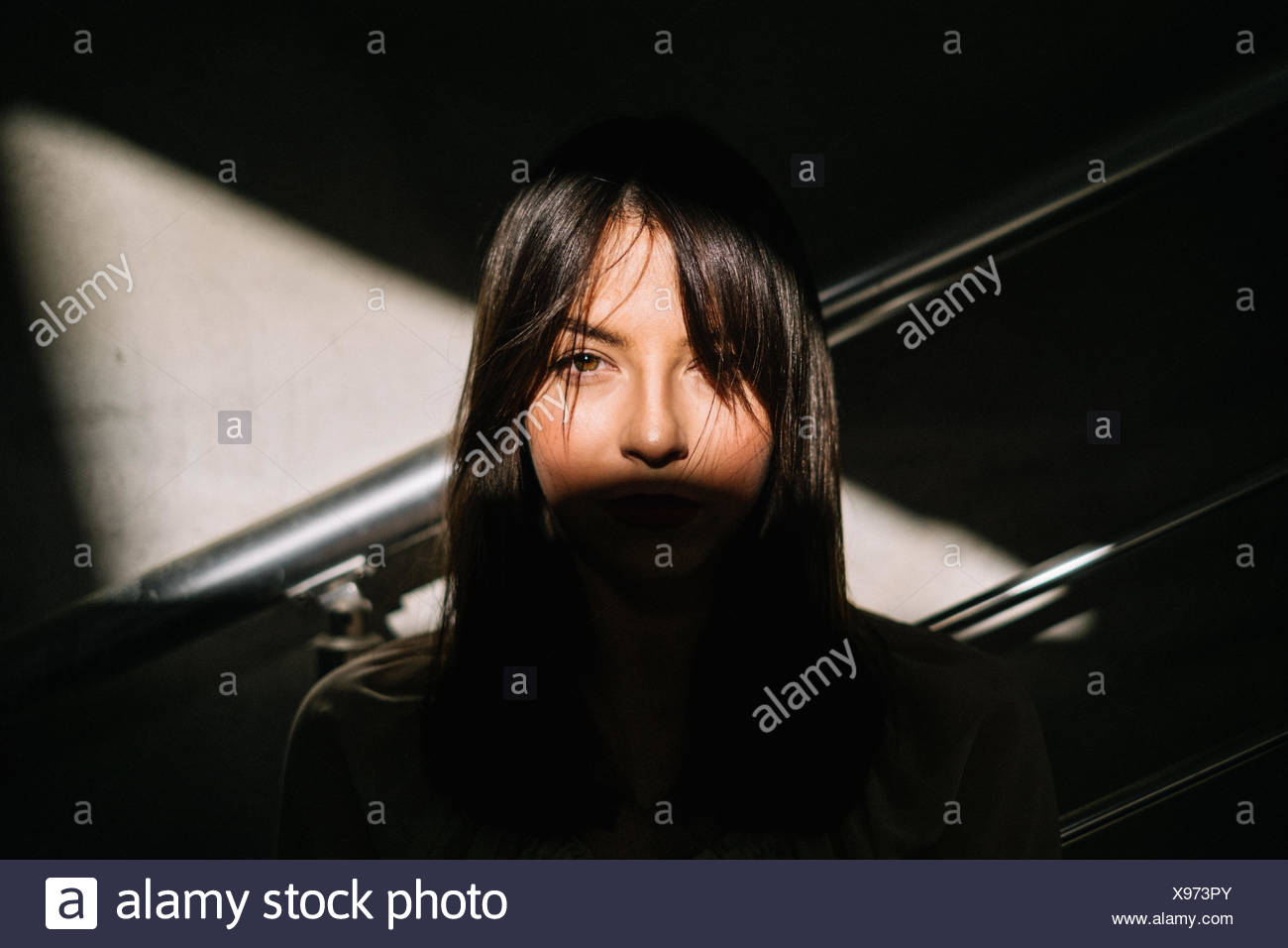 Portrait d'un visage de femme dans l'ombre Banque D'Images