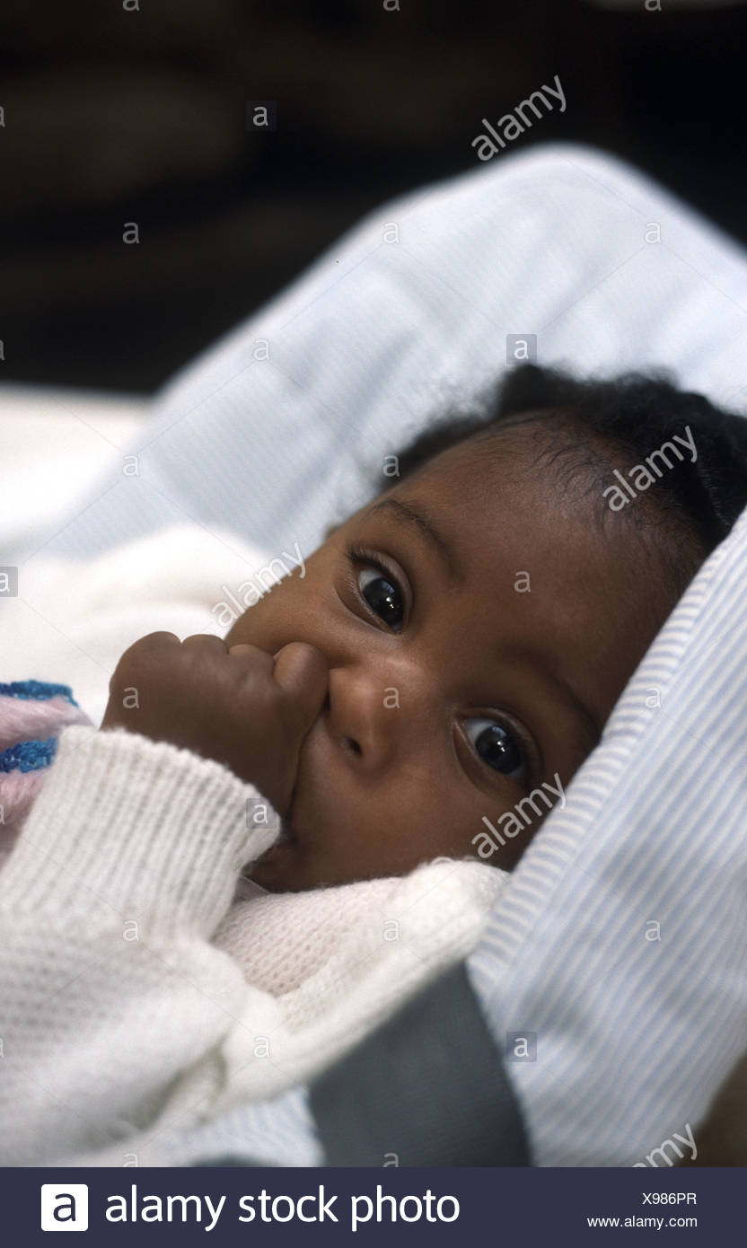A L Age De Six Mois Bebe Noir Fille Sucer Son Pouce Photo Stock Alamy A L Age De Six Mois Bebe Noir Fille Sucer Son Pouce Photo Stock Alamy