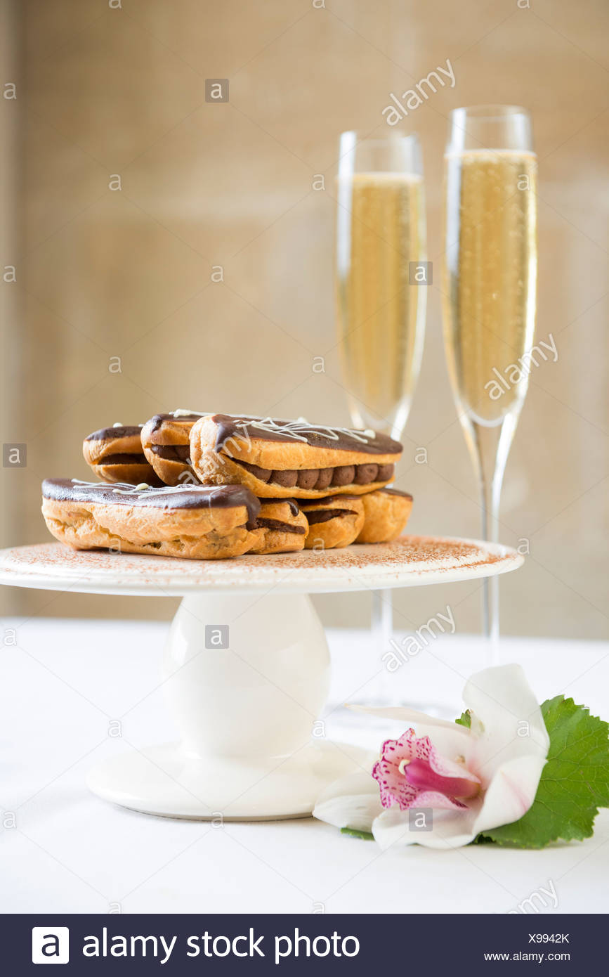 eclairs-au-chocolat-et-champagne-x9942k.